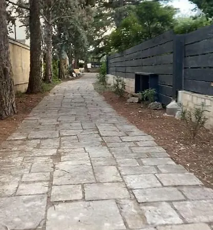 Гостьовий будинок Villa Hugo *